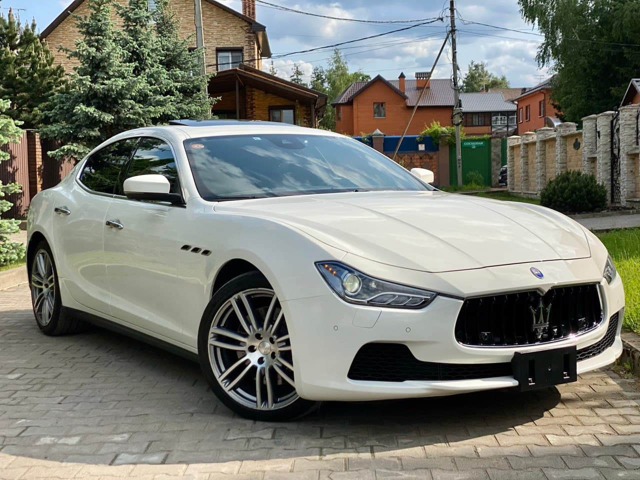 Белый автомобиль Maserati