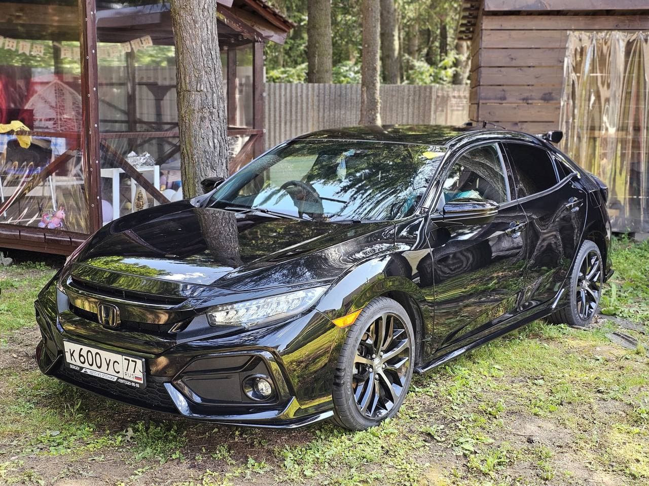 Чёрный автомобиль Honda Civic